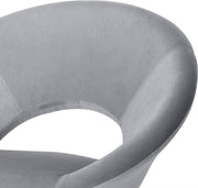 Luxe Velvet Stoel - Lichtgrijs - Eetkamerstoel - Met armleuning - Vergaderstoel - Gouden Metalen poten - Set van 1 - Zithoogte 47cm