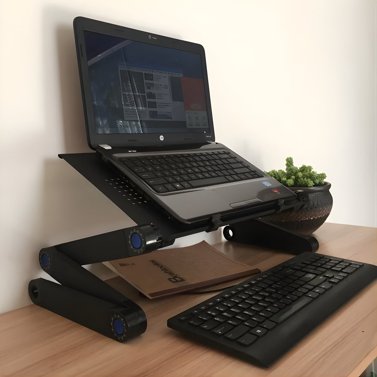Laptoptafel – Tablethouder - Bedtafel - Laptopstandaard – Voor bureau, bed en bank – Met koelventilator, muismat en ergonomisch design – Zwart / Metaal