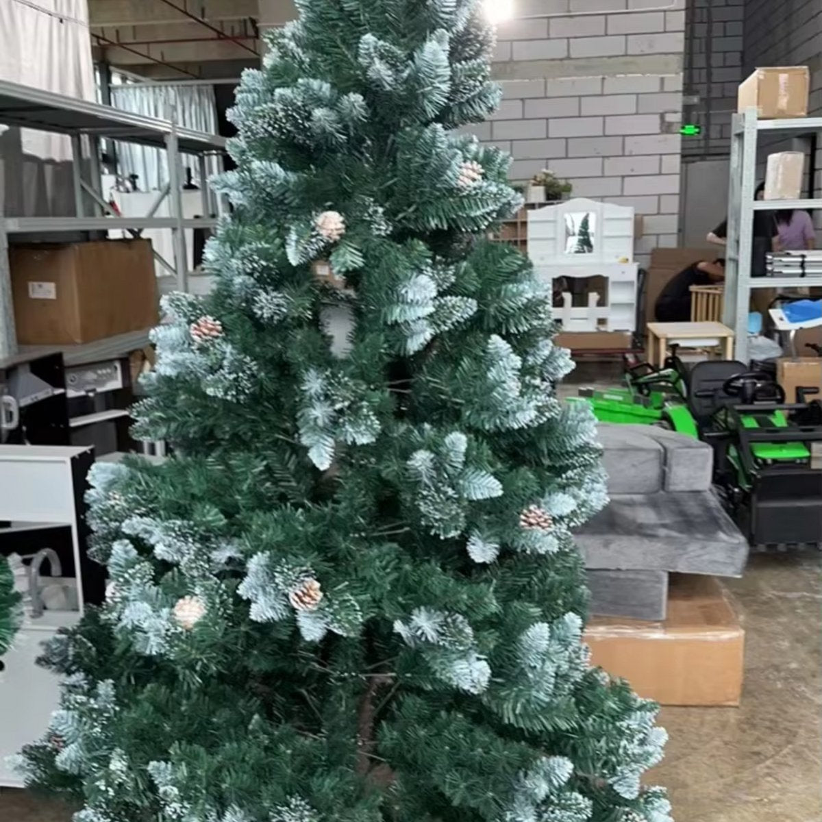 Kerstboom met sneeuw - Dennenappels - Canadese Spar - 180cm - Zonder verlichting