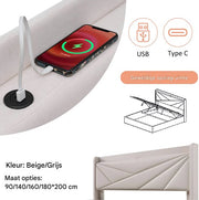 Bed - Tweepersoonsbedden - Tweepersoonsbed - Twijfelaar - Voor Slaapkamer - Met USB-C Oplaadfunctie, Opbergruimte & Comfortabel Hoofdeinde - Linnen Bekleding, Lattenbodem & Inclusief Matras - 140x200cm